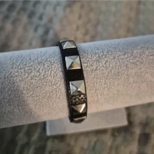 Valentino liknande  -  GRATIS GÅVA MED VARGE ORDER!! Supertrendig stockholmsstil tjejer, ring silver. Gjord av stål, jag svarar och skickar alltid snabbt!