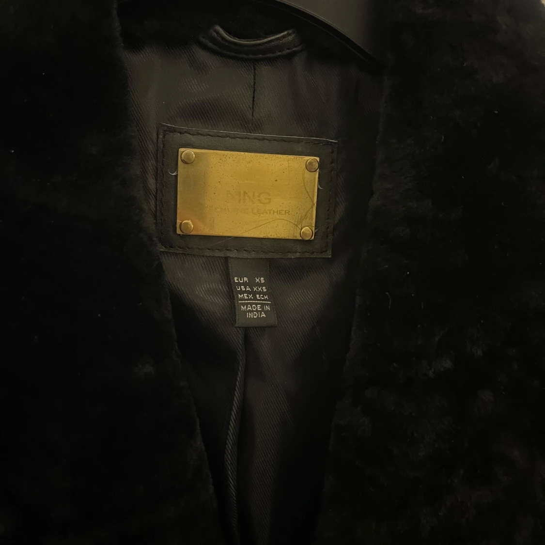 Svart skinnjacka med fuskpäls från Mango - 1