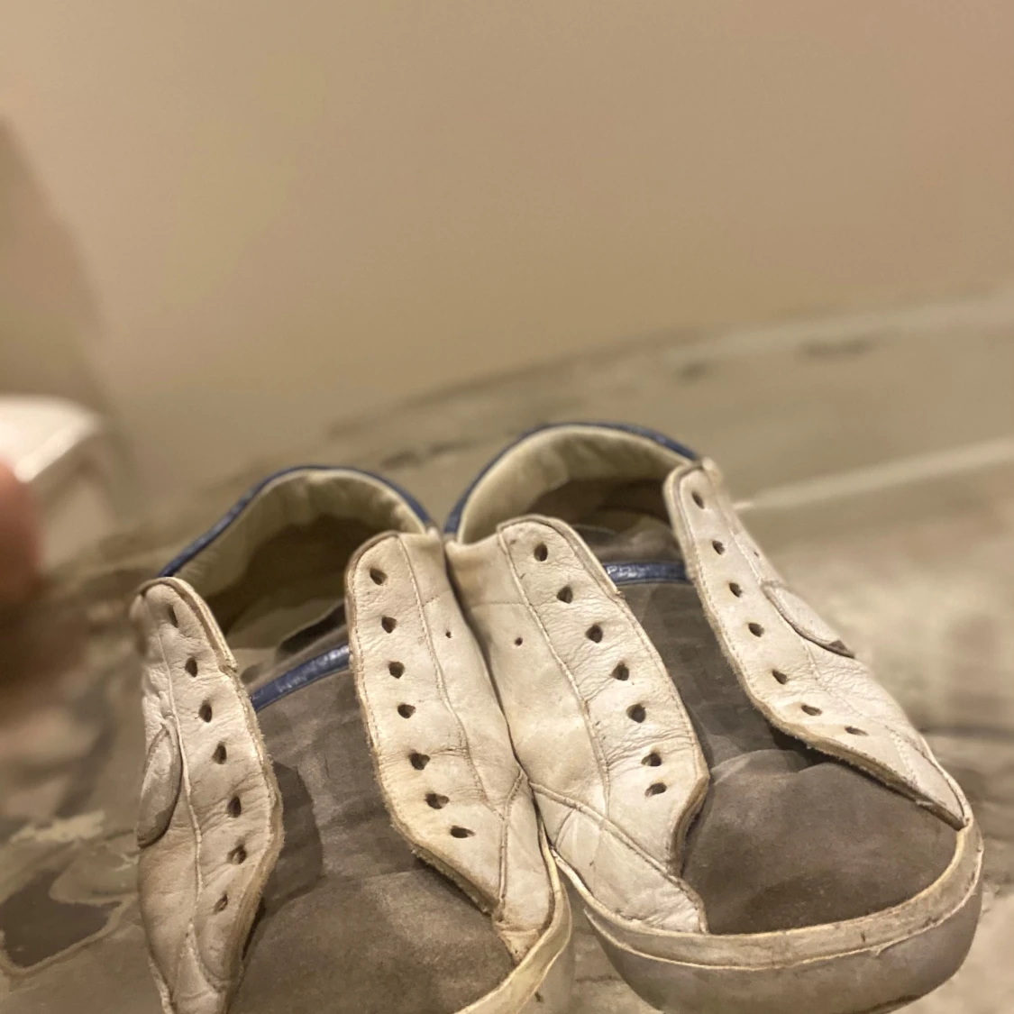 Vita sneakers med blå detalj - 2