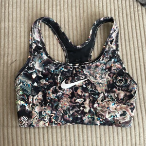 Nike Dri-Fit sporttopp XS mönstrad - Mönstrad Nike Dri-Fit sporttopp i storlek XS! Säljer då den tyvärr är för liten för mig .                       