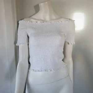 Off shoulder topp - Använd enstaka gång. I storlek L, men skulle passa M-L