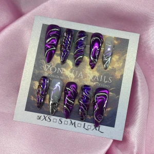 GalaticVenom (XS);Long Stiletto - Snygga gelé press-on naglar i metallic lila och silver med swirl-design och 3D-detaljer. Naglarna är långa och spetsiga, vissa med inslag av grått och holografiskt skimmer. Perfekt för dig som vill sticka ut med unika och trendiga naglar. I storlek XS: 14 mm, 11 mm, 11,5 mm, 10 mm, 8 mm 