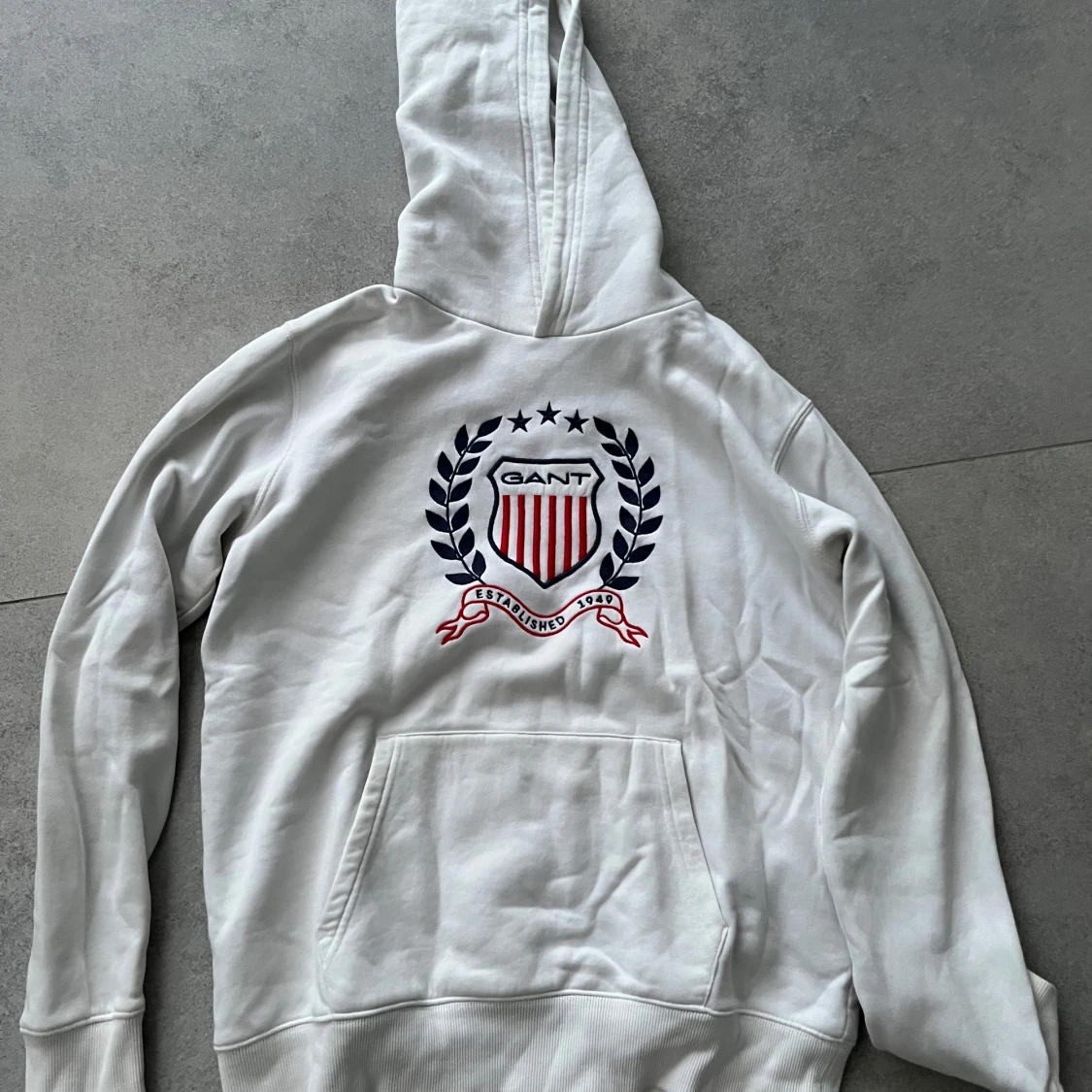 Vit hoodie från GANT med broderad logga