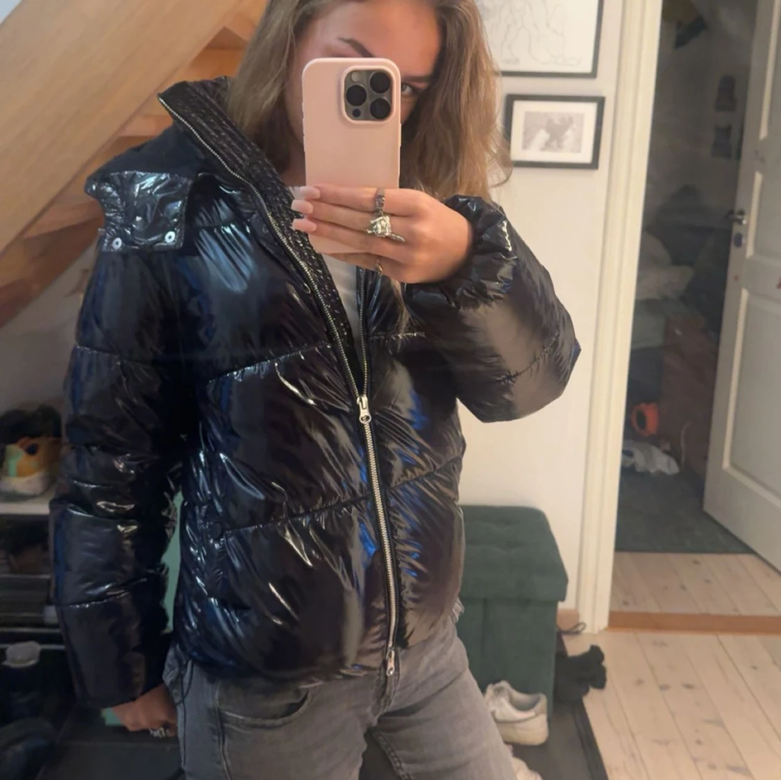 Svart glansig pufferjacka