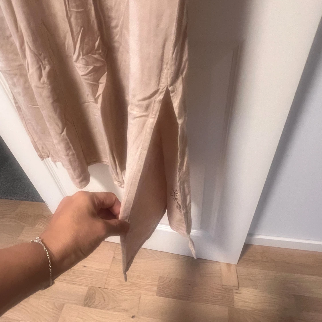 Beige långklänning med broderi och knappar - 3