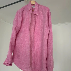 John Henric Linneskjorta  - Säljer nu en riktigt stilig och eftertraktad linneskjorta från John Henric. 8/10 skick. Den är riktigt skön, perfekt till sommarkvällar. Hör av er vid minsta lilla fundering 🙌