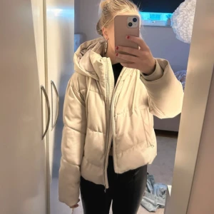 Beige Zara jacka  - Säljer denna superfina beiga jacka! Den är i jätte bra skick ❤️ Från Zara, slutsåld strl 36