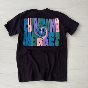 Chinatown market tshirt - Storlek small men sitter som xs. Är 178cm för jämnförelse