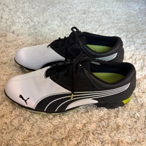 Svarta och vita golfskor från Puma - Golfskor från Puma i svart och vitt i storlek 47.  Endast använda 2 gånger. Väldigt fräscha och stilrena!