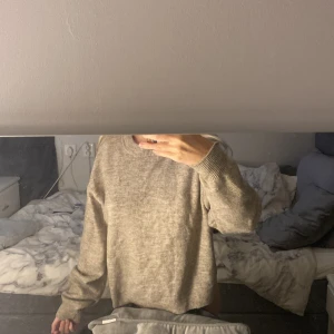 beige stickad tröja - säljer denna mysiga stickade tröja då den inte kommer till användning nästan helt ny i skick! 