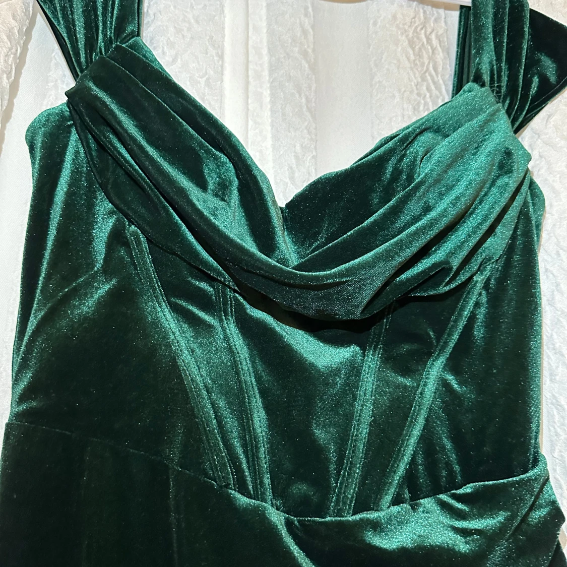 Mörkgrön sammetsklänning med slits - 1