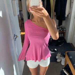 Rosa one-shoulder topp - Säljer denna superfina och figursydda topp, endast använd en gång och köpt för ordinariepris 349 kr❣️❣️