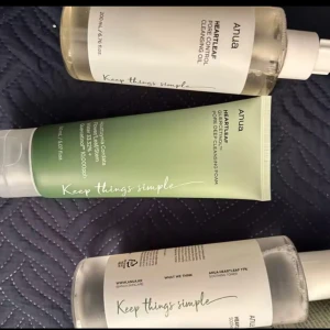 Anua Heartleaf rengöringskit - Säljer ett kit med Anua Heartleaf produkter: en pore control cleansing oil i genomskinlig pumpflaska, en pore deep cleansing foam i grön tub och en soothing toner i genomskinlig flaska. Perfekt för dig som gillar enkel och effektiv hudvård. Fick de på min födelsedag och använde aldrig de.