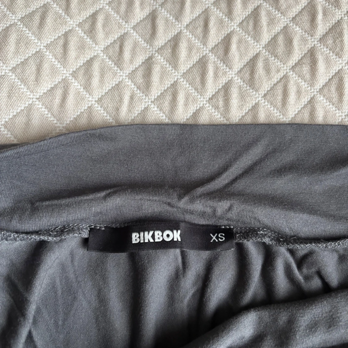 Grå offshoulder topp från BikBok - 1