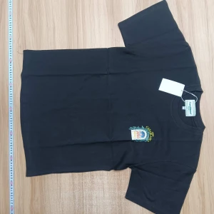 Svart Casablanca t-shirt med tryck - Svart t-shirt från Casablanca med färgglatt tryck på ryggen och mindre tryck på bröstet. Motivet föreställer en byggnad med texten 'Avenida Casablanca' i gult. Klassisk passform och rund hals. Perfekt för dig som gillar streetwear med unik design.