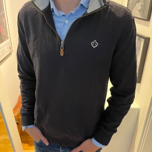 Marinblå Morris tröja - Säljer en Marinblå Morris tröja i mycket bra skick! Storlek L men sitter som en M! 💸 Nypris: ca 1600 kr 🚚 Snabb frakt! Skickas inom 1–2 dagar ✅ Inga fläckar, hål eller synliga tecken på slitage.   💬 Skriv gärna vid frågor – jag svarar snabbt!