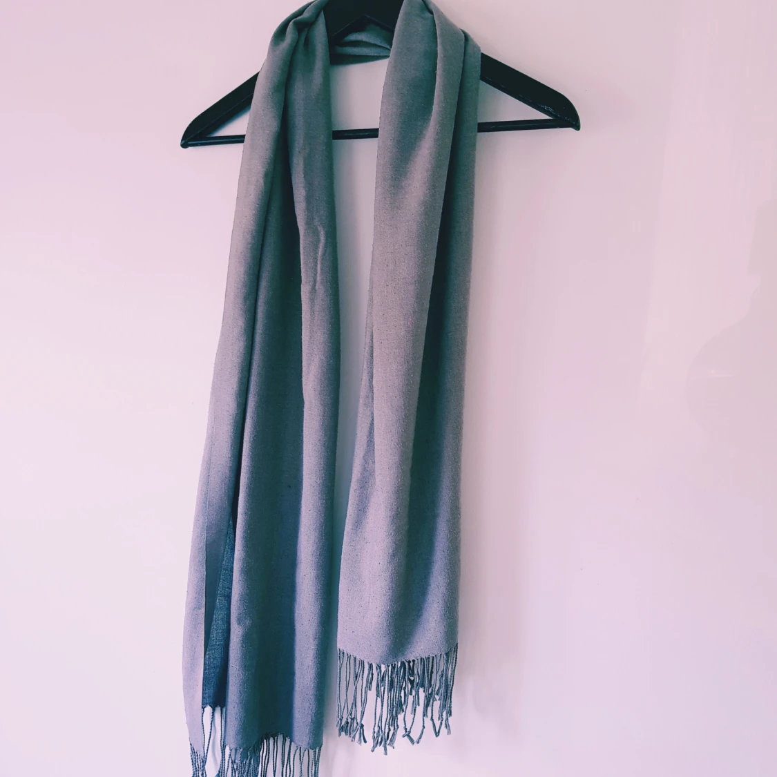 Grå halsduk med fransar - 1