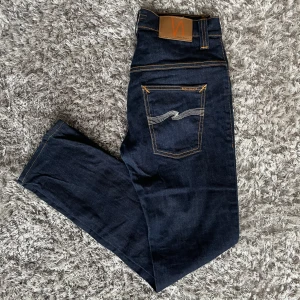 Nudie Jeans Thin Finn (Slim fit) Organic Dry Ecru Embo - Säljer nu dessa Nudie Jeans i den populära passformen Thin Finn | Använt men fortfarande i grymt skick | Strl: W30 L34 | Färg: Organic Dry Ecru Embo | Nypris: ~1400kr | Hör av dig vid minsta fundering :)