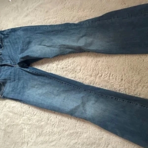 Low waist jeans - low waist bootcut jeans i bra skick