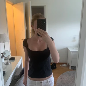 Svart topp - Säljer denna jättefina svarta toppen från brandy melville. Den har stretchigt material och är i jättefint skick. Hör av vid frågor!💛💛