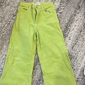 Limegröna manchesterbyxor Abrand - Snygga limegröna manchesterbyxor från Abrand Jeans. Byxorna har raka och breda ben. Sköna och mjuka i materialet.