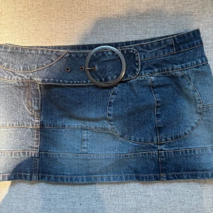 Jeanskjol - Jättesöt jeanskjol med inbyggt skärp, lapp borttagen men skulle gissa på s-m