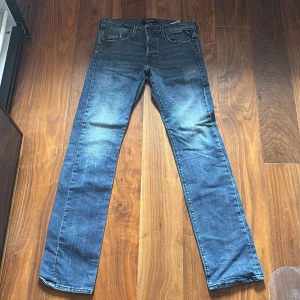 Replay waitom regular fit dark storlek 30 34 - Ett par blåa replay jeans som jag inte använt så mycket pågrund av att jeansen är för små. Köptes i london 2023 och har bara legat i min garderob sen dess. 