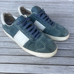 Valentino flycrew  - Säljer dessa sjukt snygga Valentino flycrew för bara 1899kr! Skorna är i mocka och läder! Det är storlek 41 men passar allt mellan 40-41,5, det finns 9/22 nitar kvar! Skicka gärna rimliga prisförslag så kan vi säkert hitta på en deal