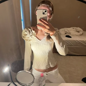 Beige blus med blomdetalj - Super söt blus! Endast använd 1-2 gånger💘🥹