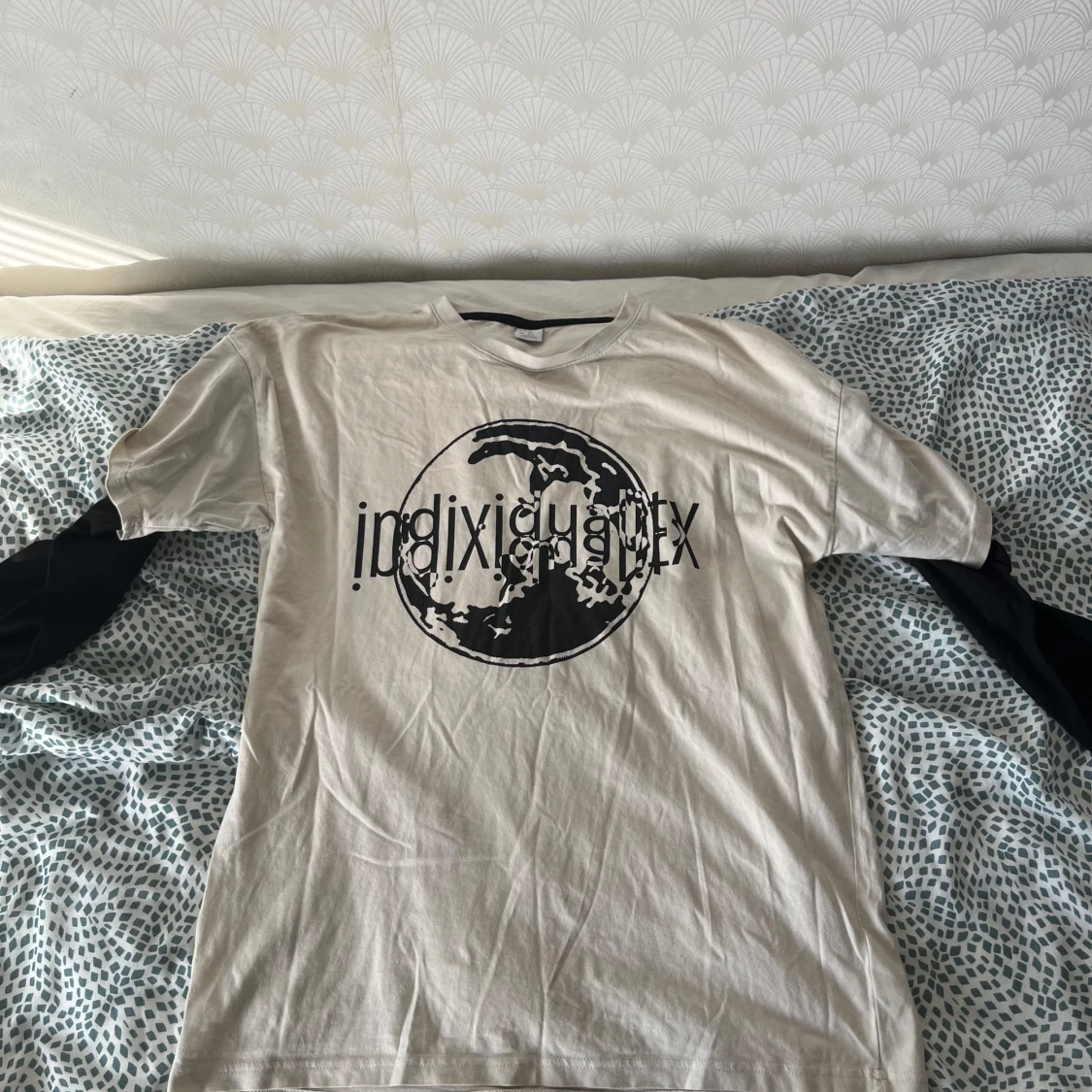 Beige t-shirt med svart tryck