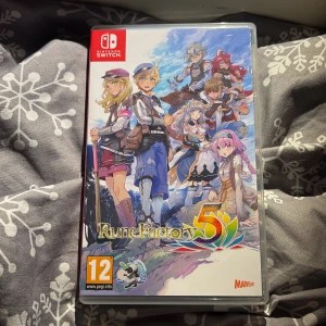 Rune Factory 5 - Upptäck ett färgstarkt äventyr med anime-inspirerade karaktärer och magiska miljöer! Utforska, odla och skapa vänskapsband i en fantasivärld fylld av mysterier och roliga aktiviteter. Perfekt för dig som gillar berättelser, äventyr och charmiga spelupplevelser.