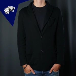 JOHN HENRIC KAVAJ - Stilig stickad kavaj från John Henric | Strl: S | Skick: 9/10 | Modellen är 181cm | Hör av dig om du har någon fundering! 