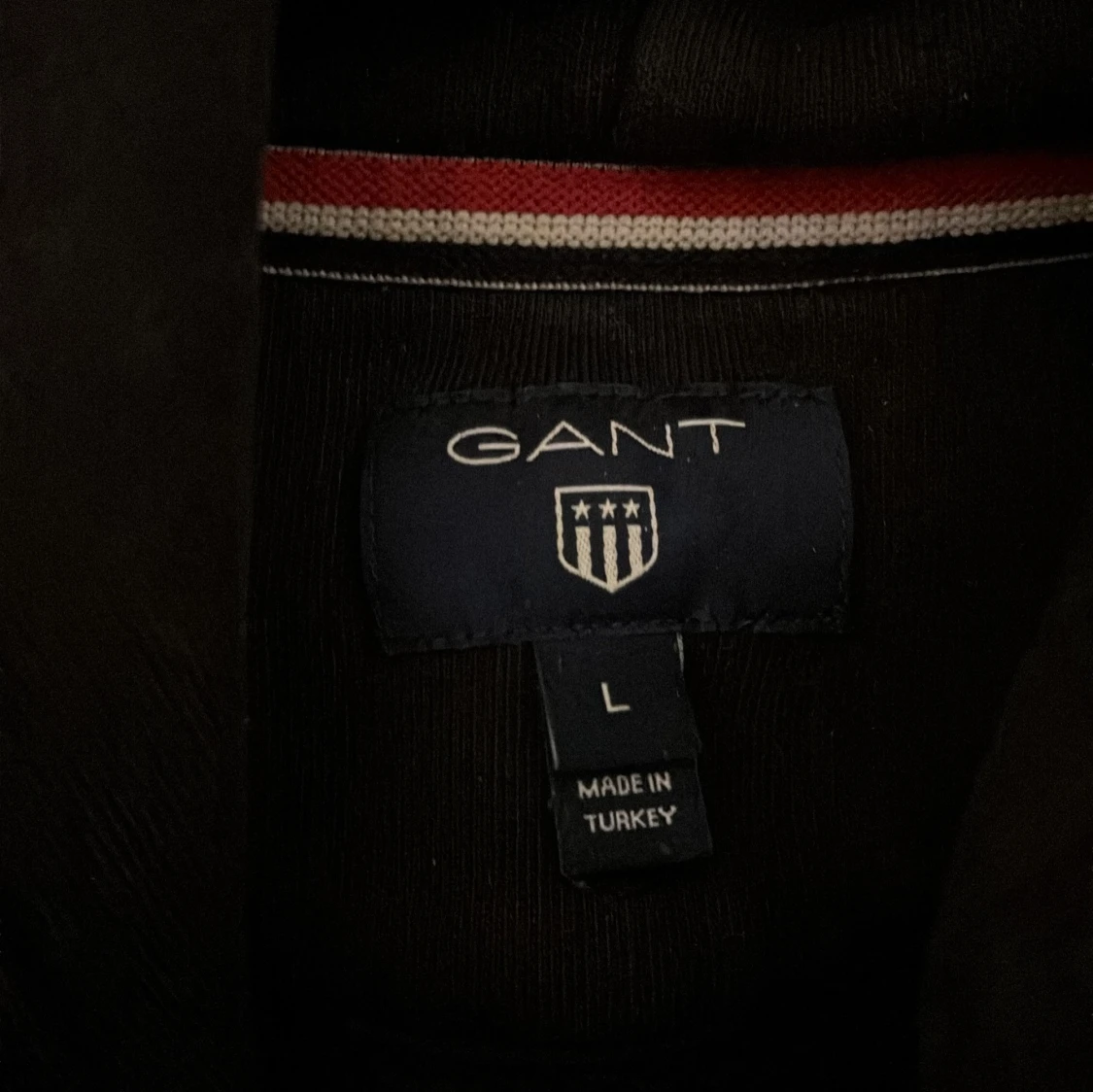 Svart hoodie från GANT med emblem - 1