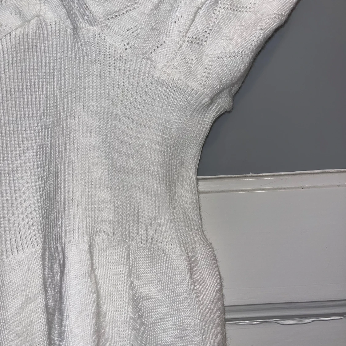 Vit stickad kortklänning med spets - 2