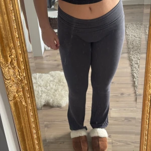 Mörkgrå bootcut mjukisbyxor - Supersköna mörkgrå mjukisbyxor med bootcut passform och hög midja. Byxorna är gjorda i mjukt bomullsmaterial och har en bred linning som sitter bekvämt. Perfekta för chill dagar hemma eller när du vill vara extra comfy.