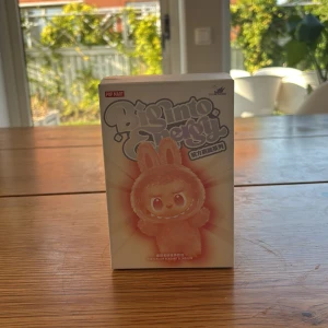 Big into Energy - Upptäck söta och samlarvänliga figurer från Pop Mart! Big into Energy-serien bjuder på färgglada karaktärer som Love, Hope och Happiness. Perfekt för dig som gillar unika prylar och vill dekorera ditt rum med något som sticker ut.