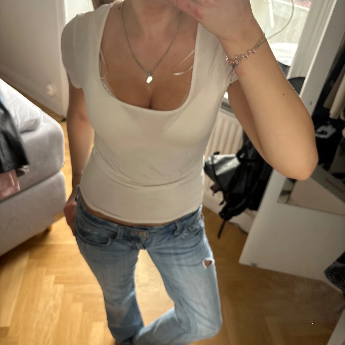 Vit tight t-shirt med djup ringning - 1