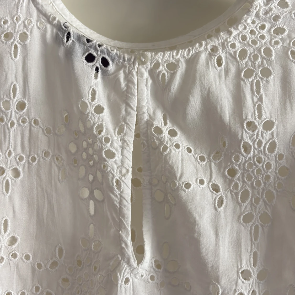 Vit broderad blus från KappAhl - 3