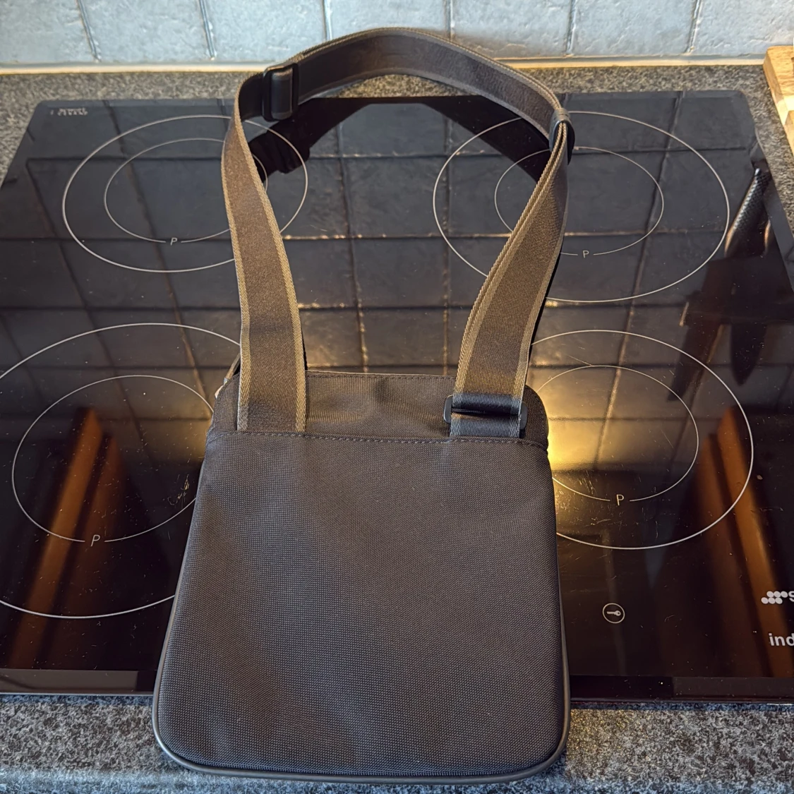 Svart axelväska från Hugo Boss - 1