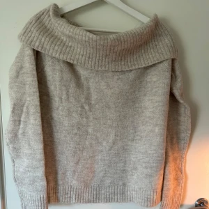 Beige offshoulder stickad tröja Gina Tricot - Supermysig beige stickad tröja från Gina Tricot. Helt Ny!!💞💞