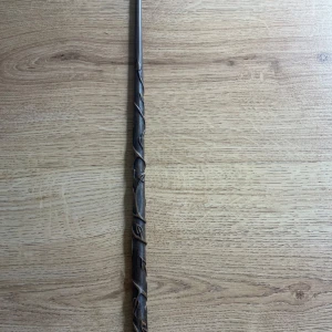 Hermione Granger's Wand - Detta är en cool replika av Hermione Grangers trollstav från Harry Potter-serien. Perfekt för dig som älskar magi, fantasy och vill ha en unik samlarpryl eller cosplay-accessoar. Staven har detaljerade sniderier och kommer i originalförpackning.