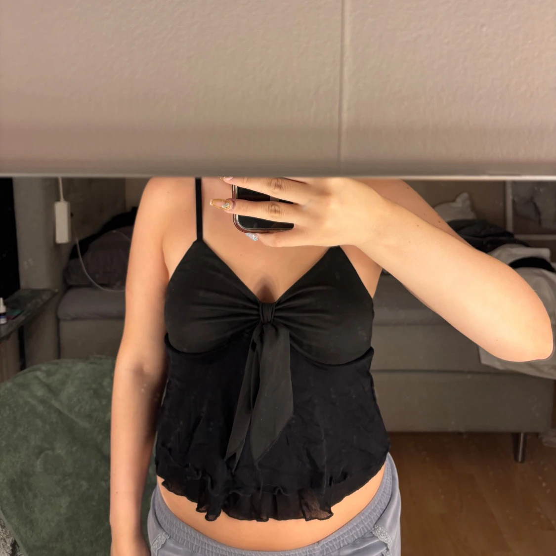 Svart och rosa linnetopp med rosett