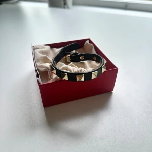 Valentino armband - Säljer nu mitt älskade Valentinoarmband. Armbandet köptes för ett tag sen på NK, och är sparsamt använt. Det finns tecken av användning på nitarna samt lite på bandet, men nya bitar finns att byta med i paketet! Hör av dig vid fler frågor/om vill ha fler bilder 🤎