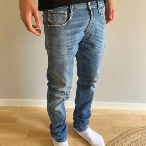 Replay Anbass Hyperflex  - Jag har satt att dom är strl 30/32 de är längd 34 men jag tycker de är som 32 för de är inte så långa. Säljer ett par Replay Anbass Hyperflex jeans i ljusblå tvätt. De är slim fit . Jeansen är i stretchigt denim och har Replay-logga på bakfickan samt svart patch i midjan. Perfekta för en avslappnad och trendig look.