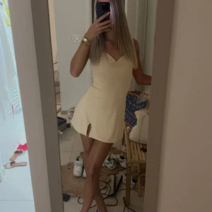 Klänning - Säljer denna klänning från ohpolly i storlek xs. Använd en gång.