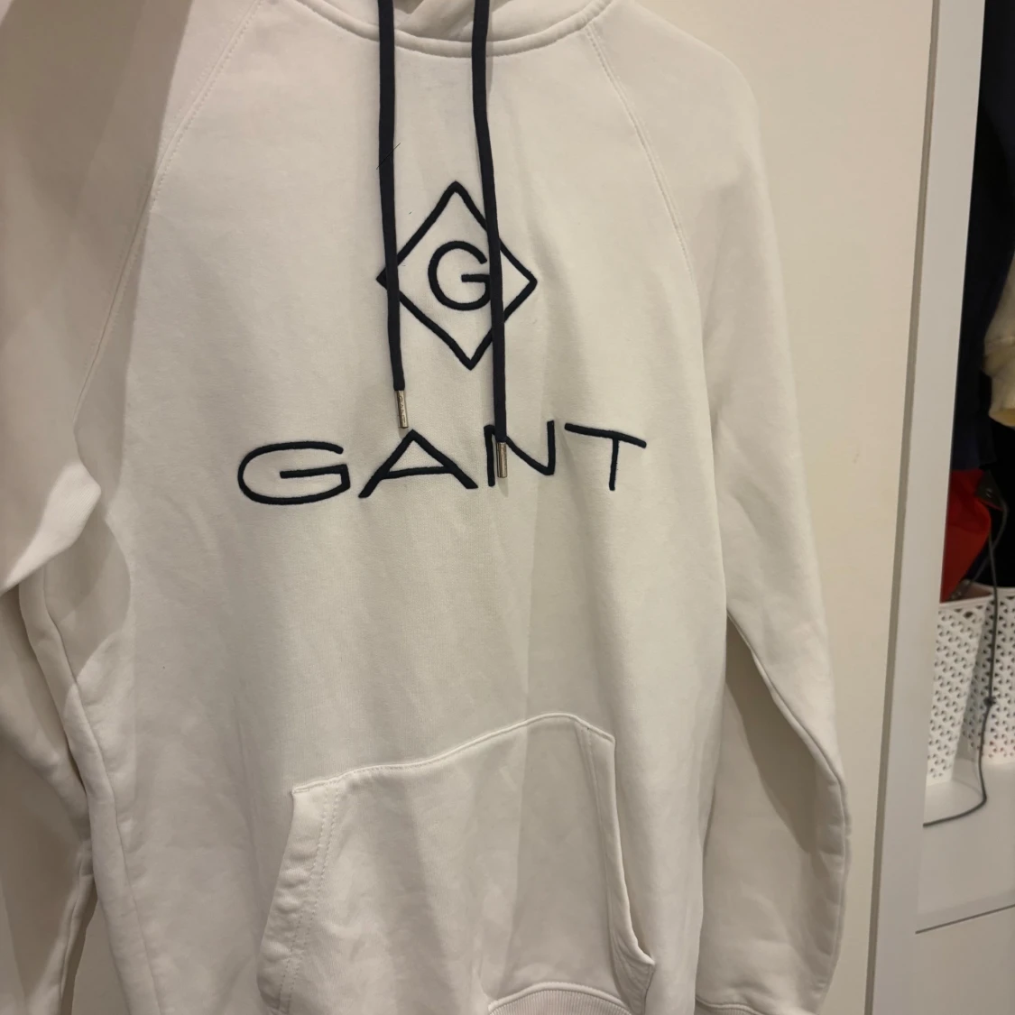 Vit hoodie från GANT med logga