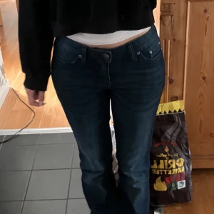 Mörkblå jeans från John Baner, strl 34 - Säljer ett par mörkblå jeans från John Baner. Jeansen är avslappnad passform. Är avklippta, jag är 165 lång. Skriv vid frågor! 💕