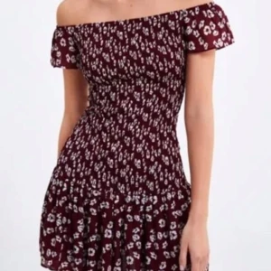 Offshoulder klänning! - Fin offshoulder miniklänning från Zara. Mycket bra skick!