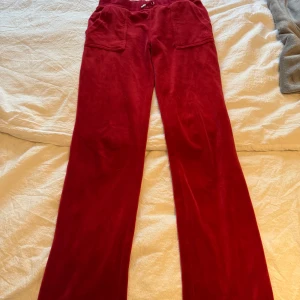 Röda velourbyxor Juicy Couture S - Röda Juicy Couture i storlek S. Knappt använda då de är för stora för mig