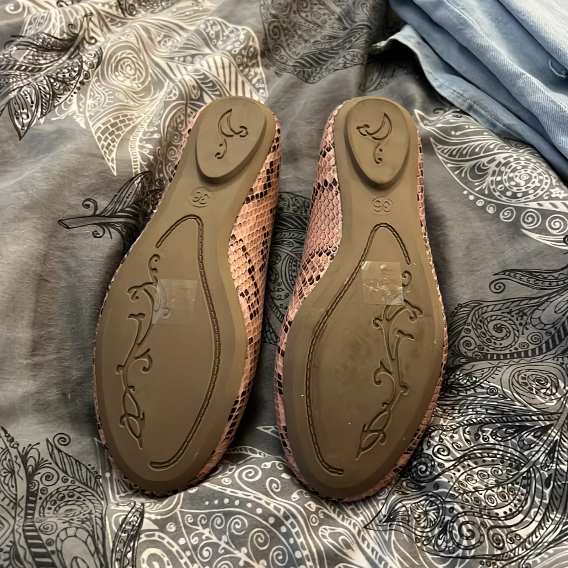 Rosa ballerinaskor med ormmönster från Duffy - 1